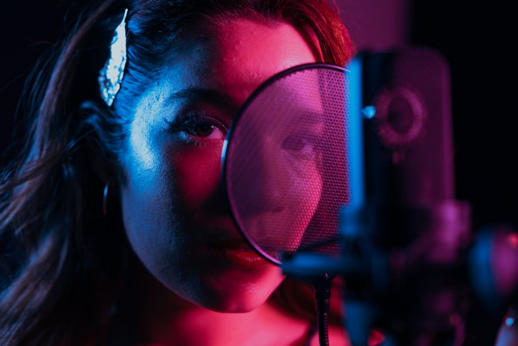 Close-up Gesicht einer Sängerin im Studio vor einem Kondensatormikro für sehr intime Gesangsaufnahmen